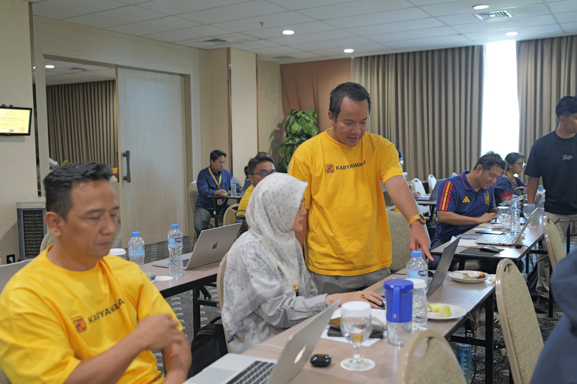Mentor mendampingi peserta workshop