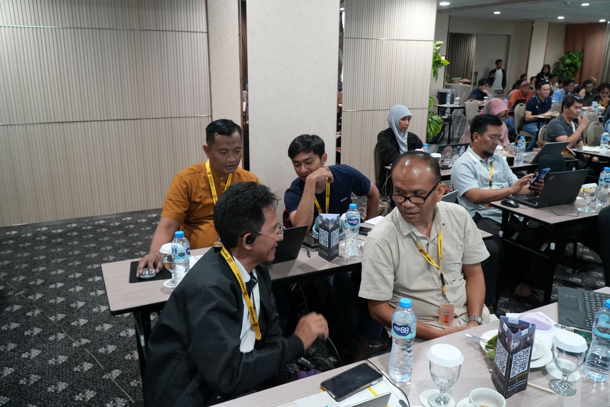 Peserta berdiskusi saat workshop