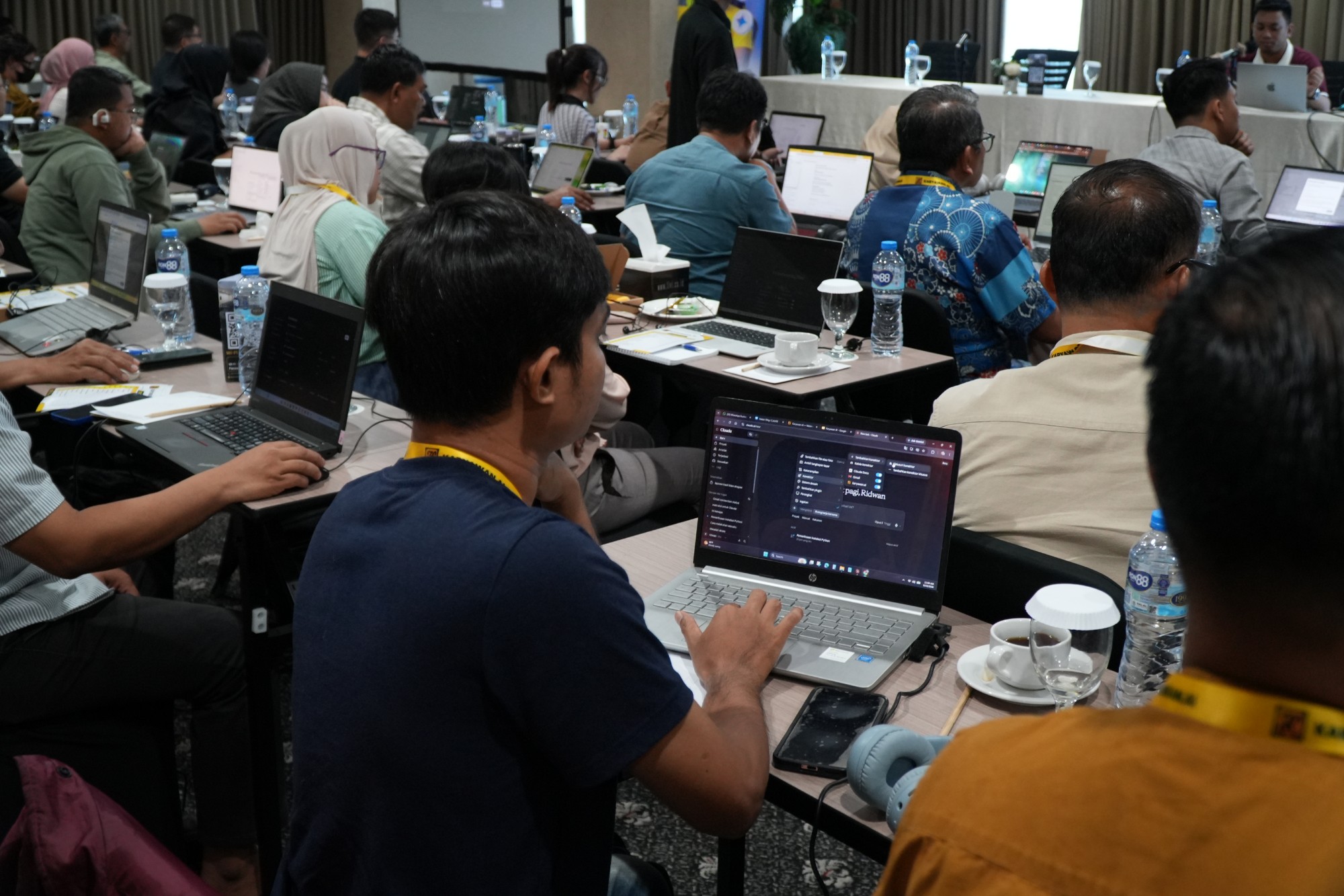 Peserta praktek memakai Claude