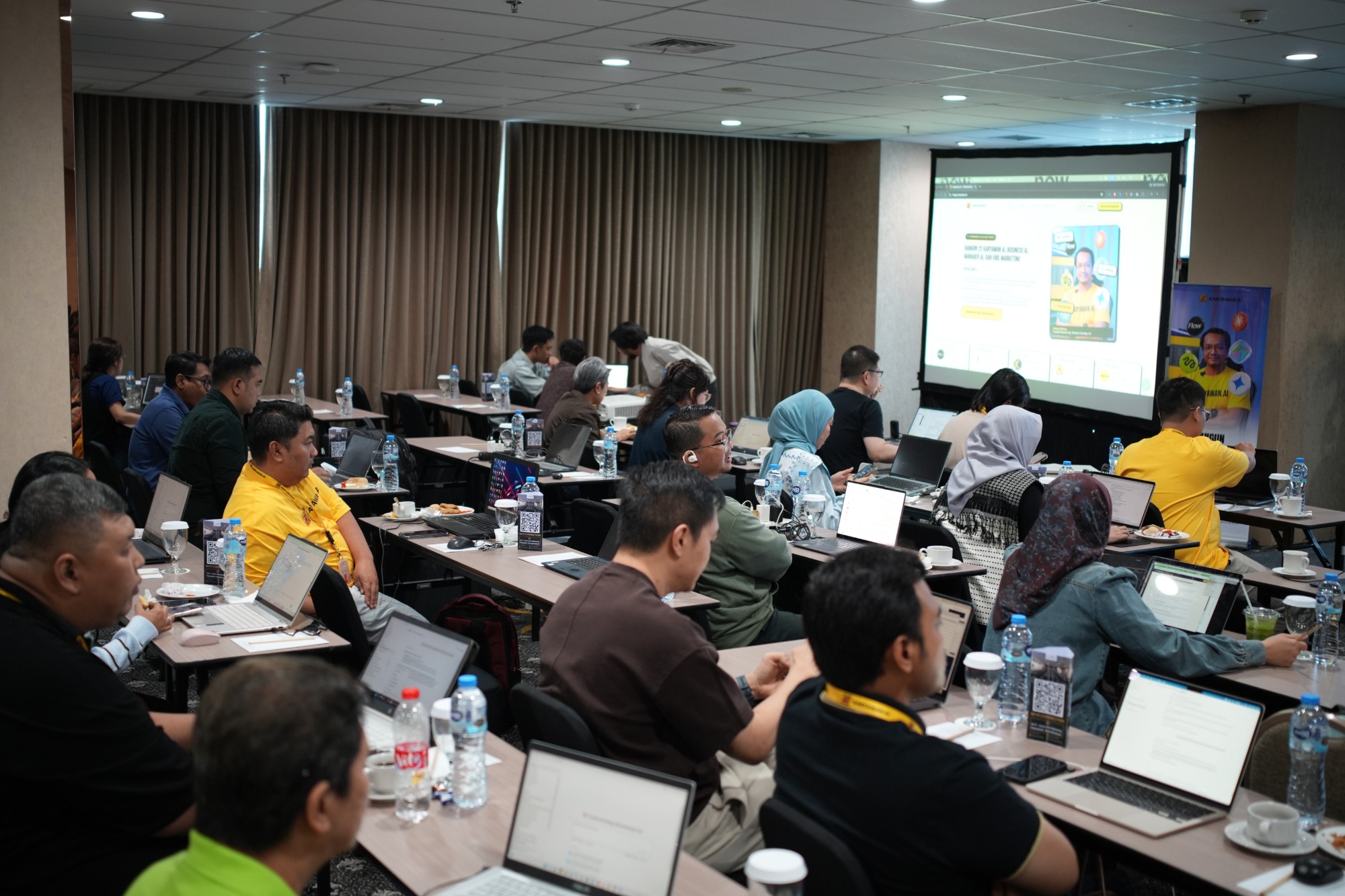 Peserta menyimak presentasi di layar