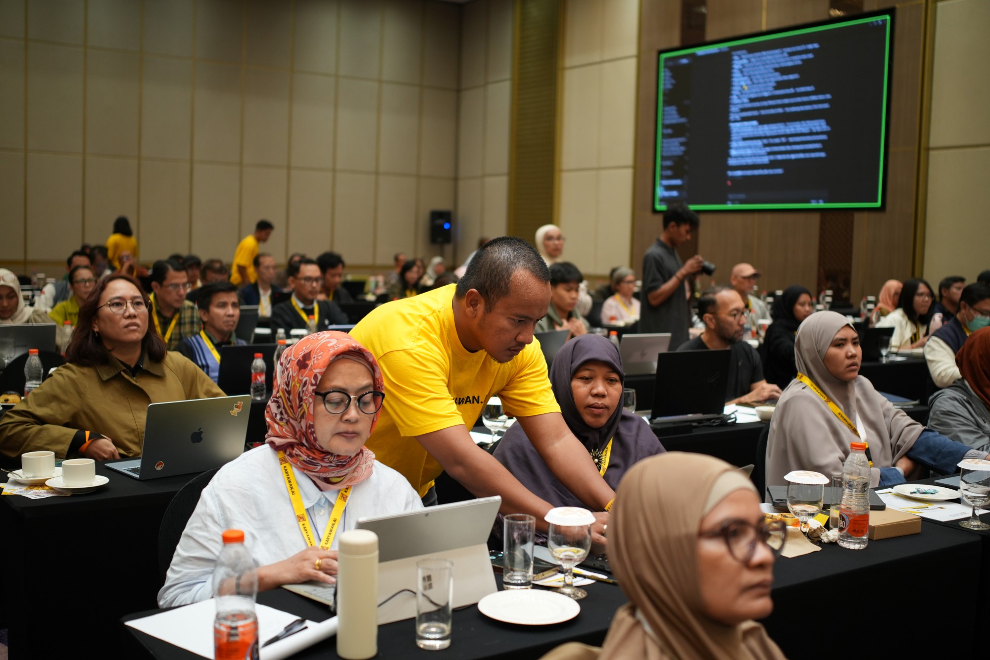 Peserta workshop Karyawan AI dibantu tim