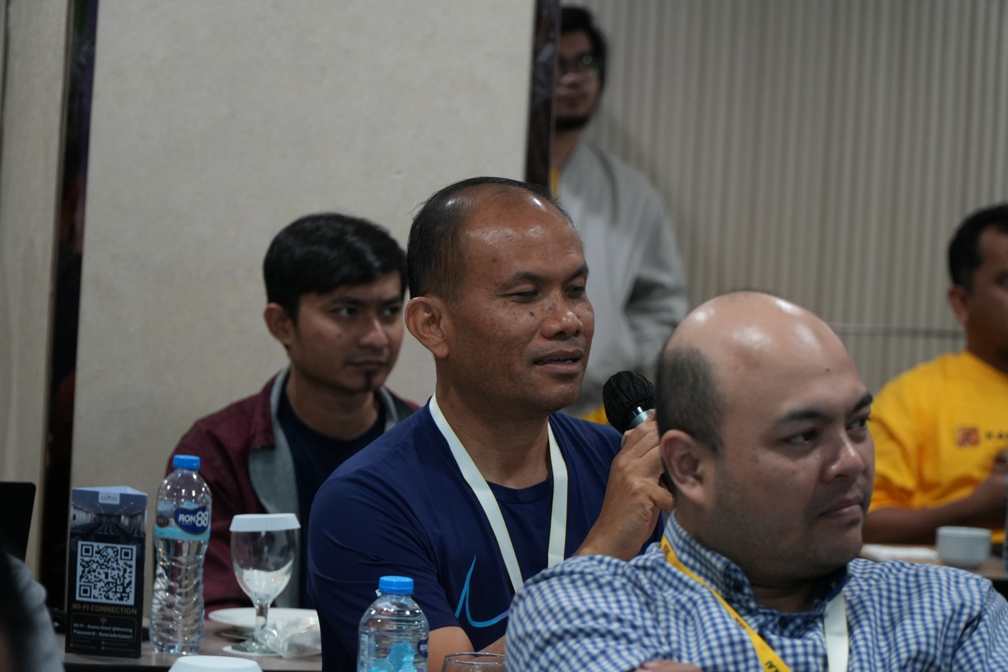 Peserta bertanya saat sesi workshop Karyawan AI