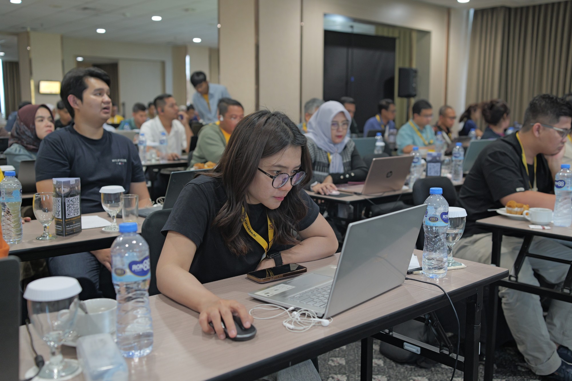 Peserta praktek langsung di laptop